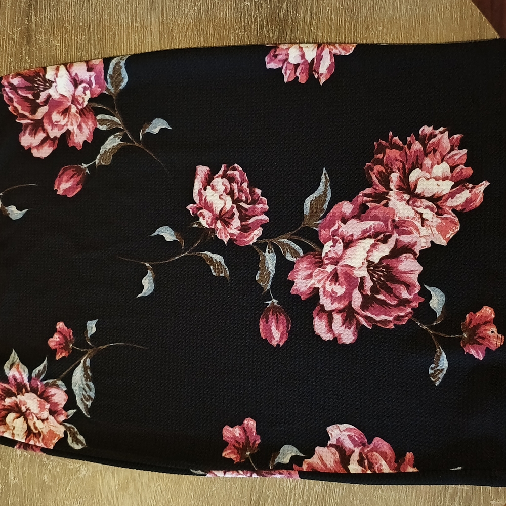Falda De Flores  /Floral Black Skirt